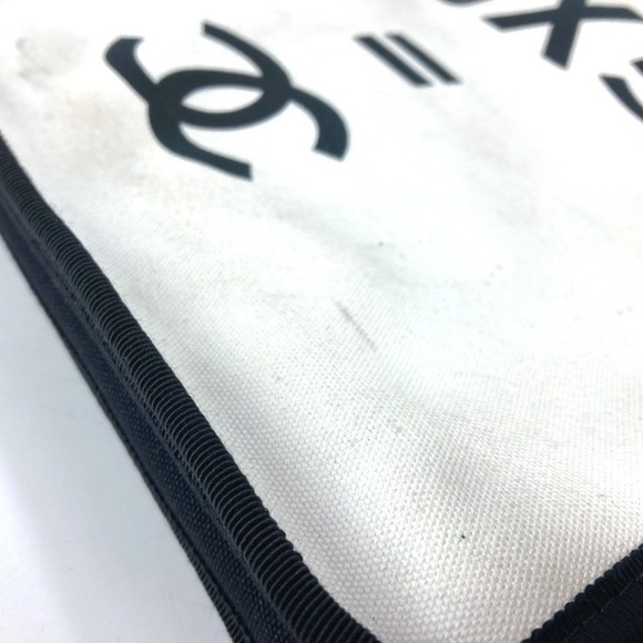 CHANEL Black Leather Shoulder Bag - Picture 8 of 16